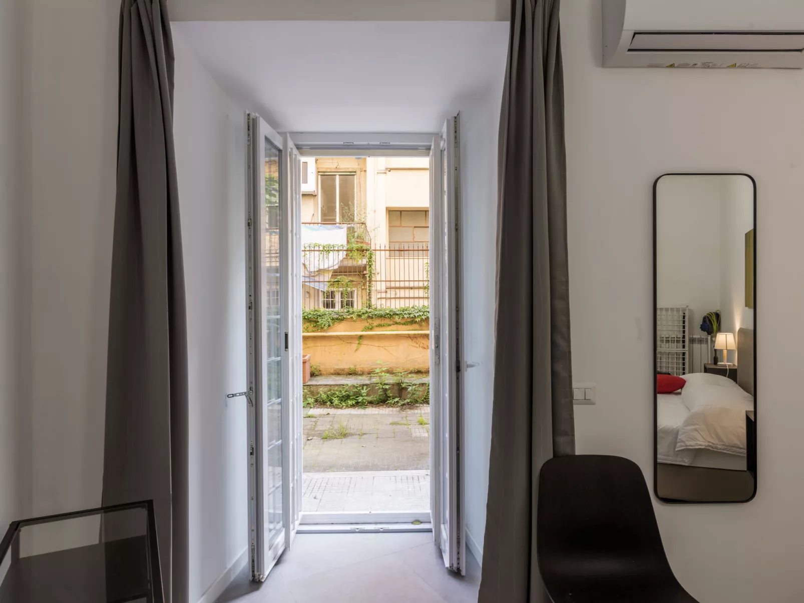 Welcome Rome-Inside