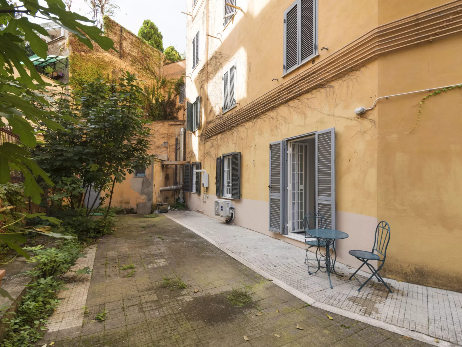 Welcome Rome-Outside