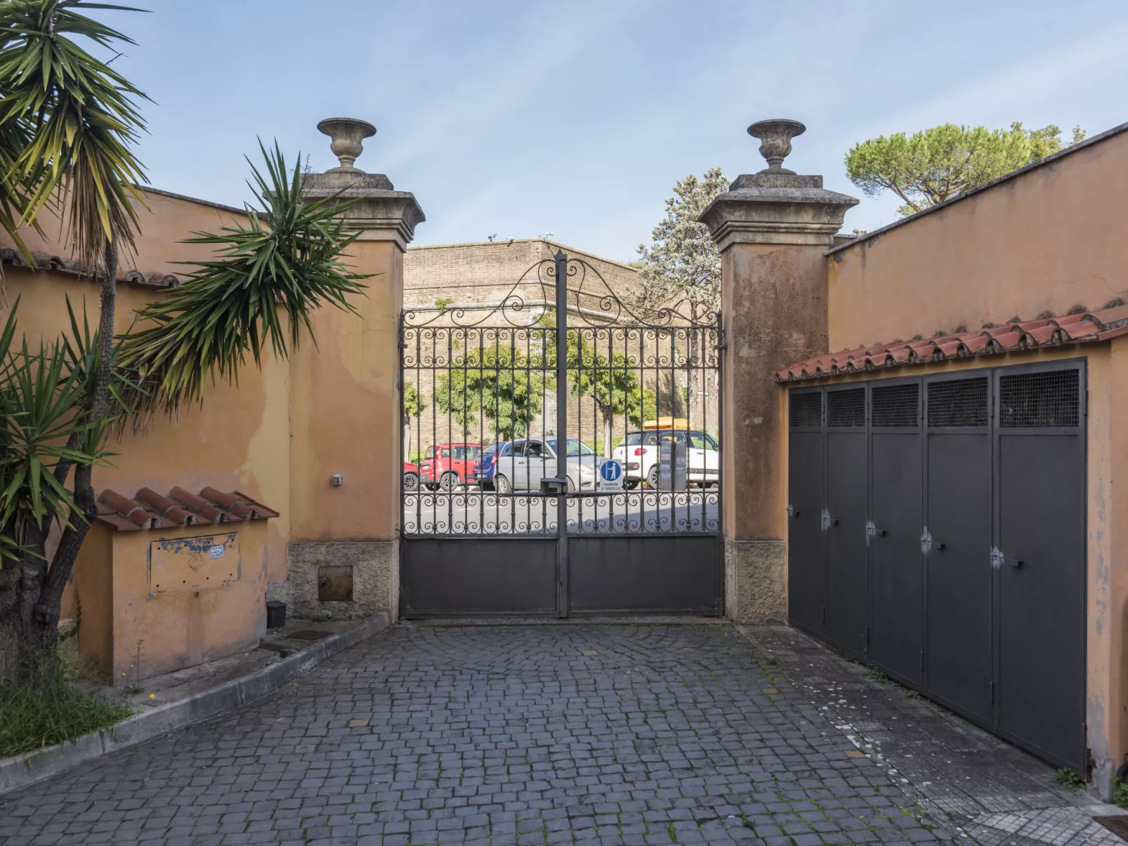 Welcome Rome-Outside