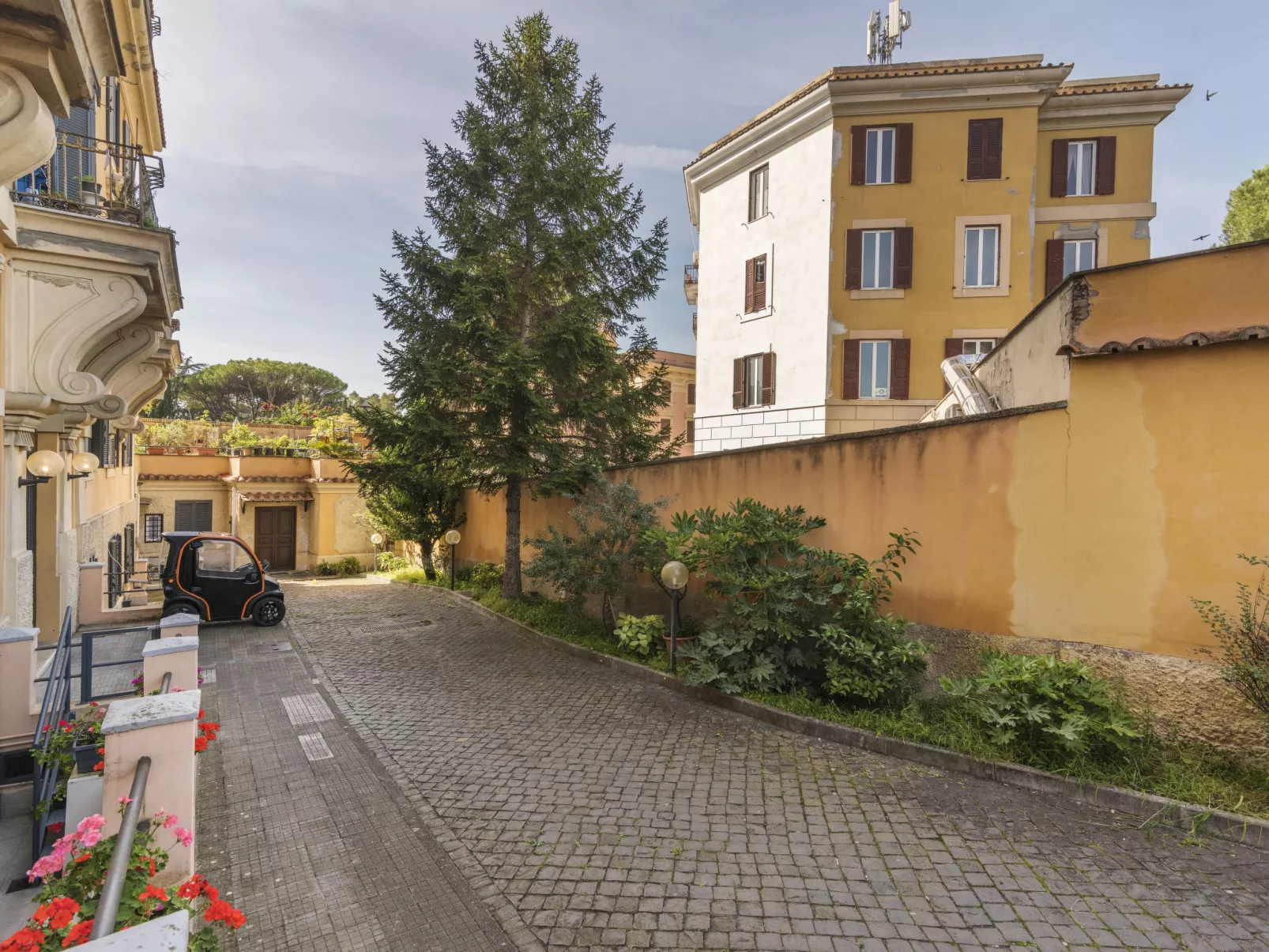 Welcome Rome-Outside