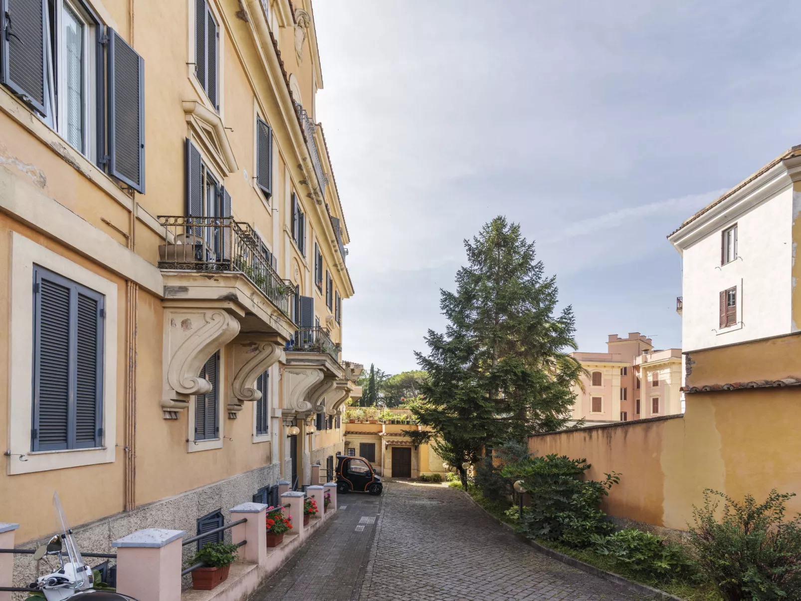Welcome Rome-Outside