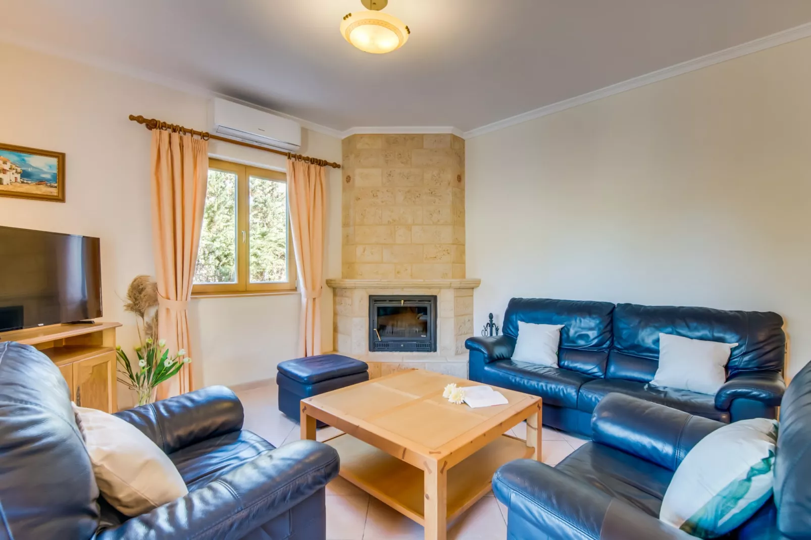 Aran Berna-Living room