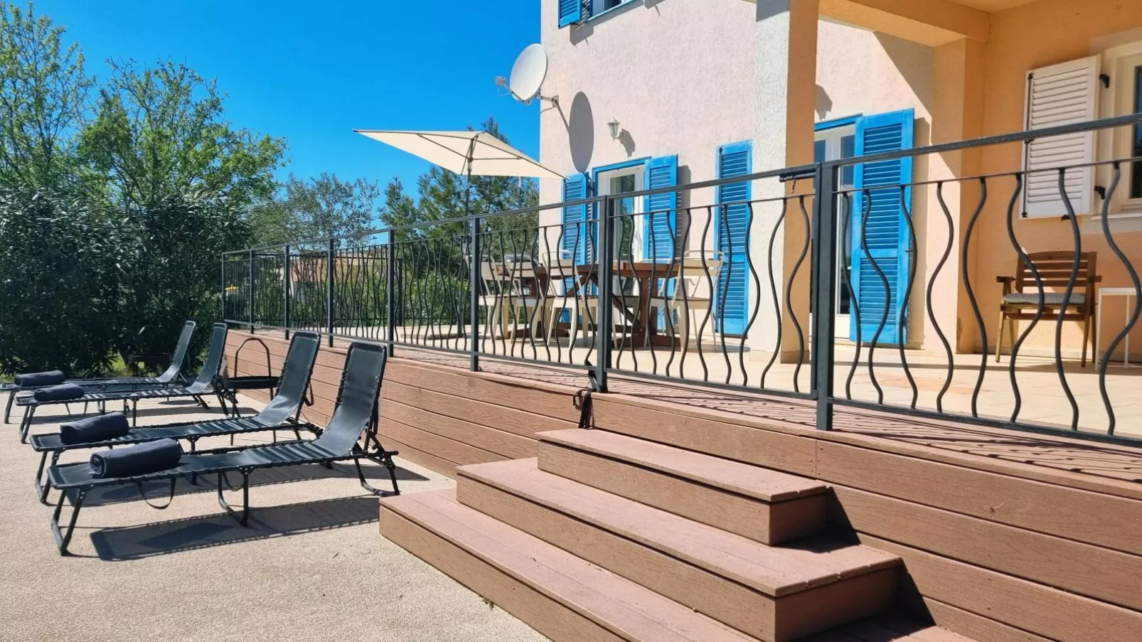 Clos des Oliviers-Terrace balcony