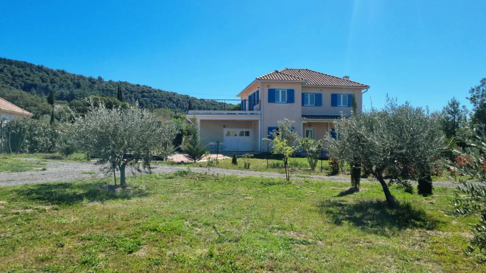 Clos des Oliviers-Exterior in summer