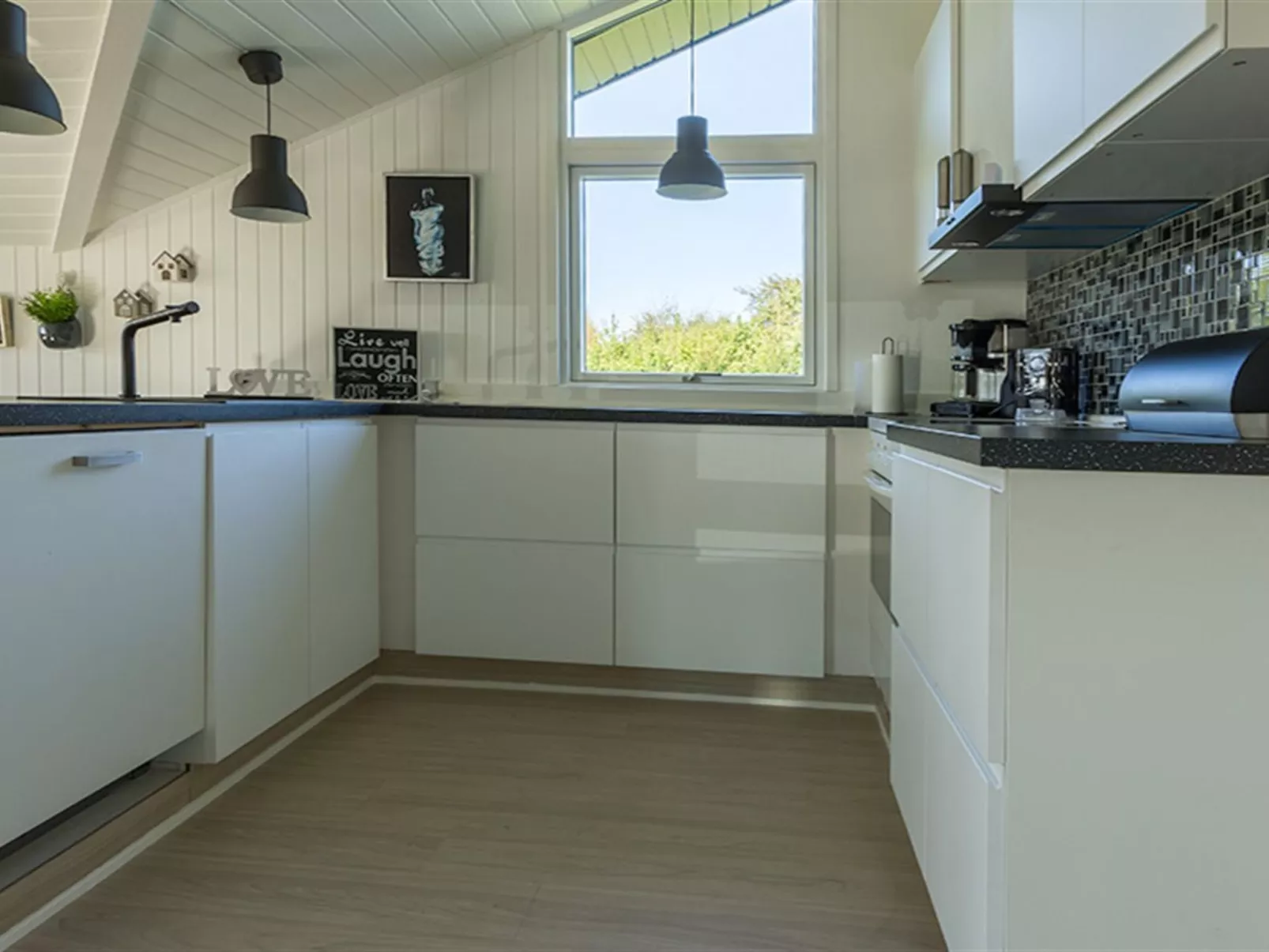 "Bryti" - 500m from the sea-Drinnen