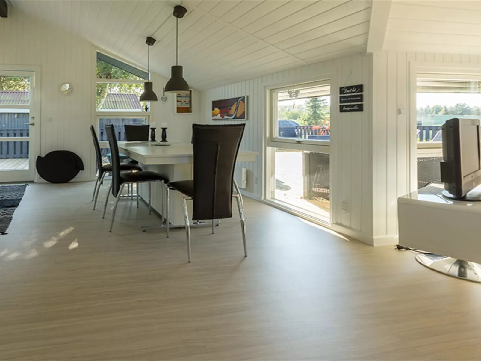 "Bryti" - 500m from the sea-Drinnen