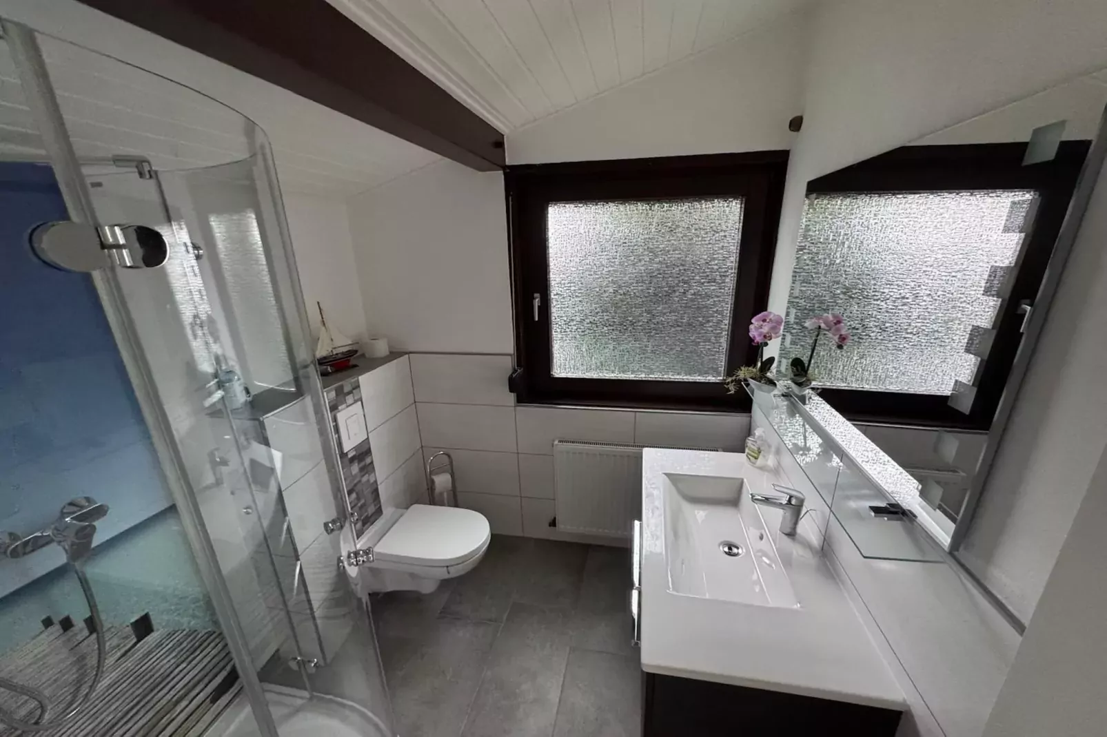 Ferienhaus am Hennesee mit Terrasse-Bathroom