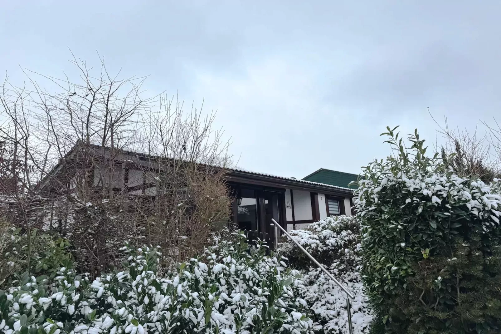 Ferienhaus am Hennesee mit Terrasse-Exterior winter