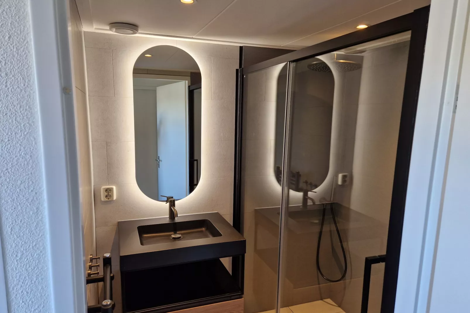 Bargereed 66-Bathroom