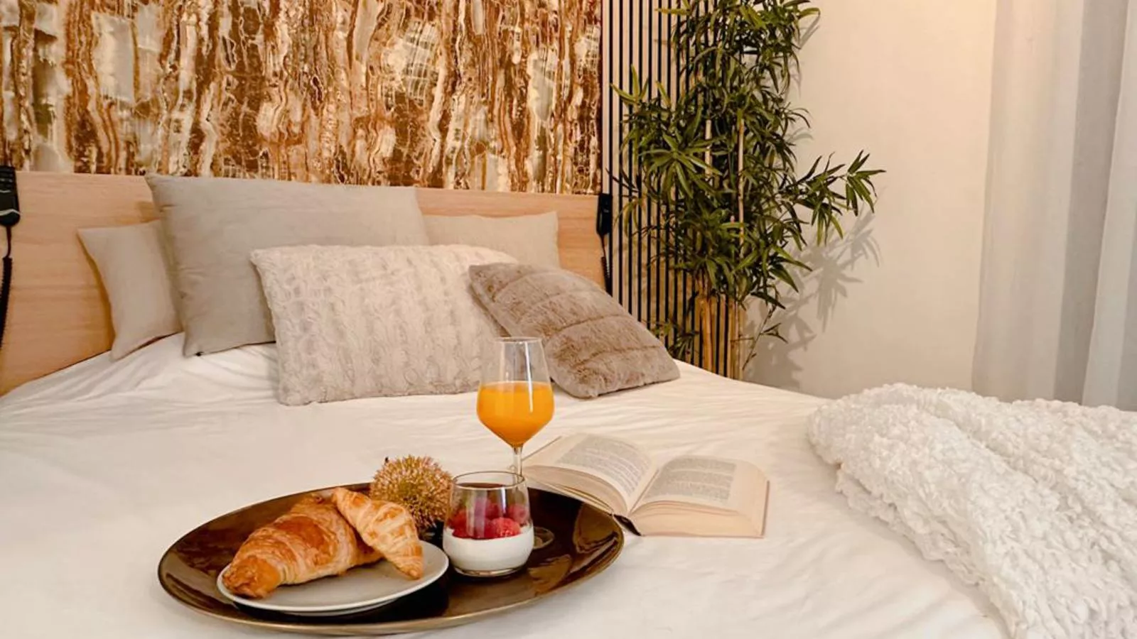 Lunes-Bedroom