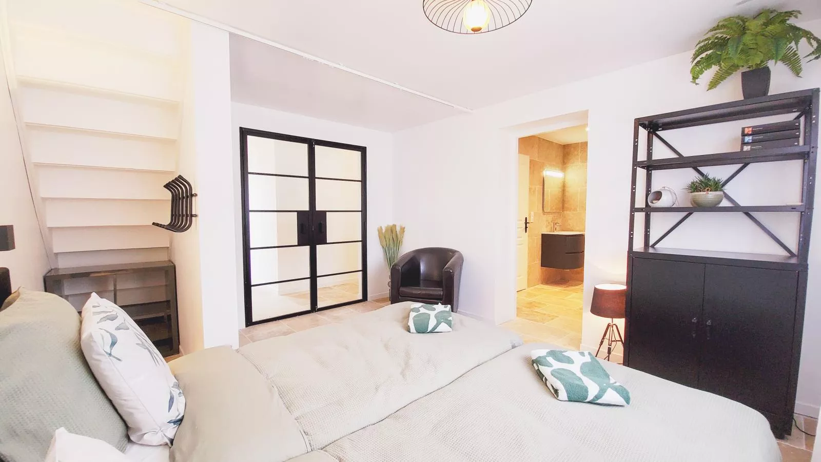 Lunes-Bedroom