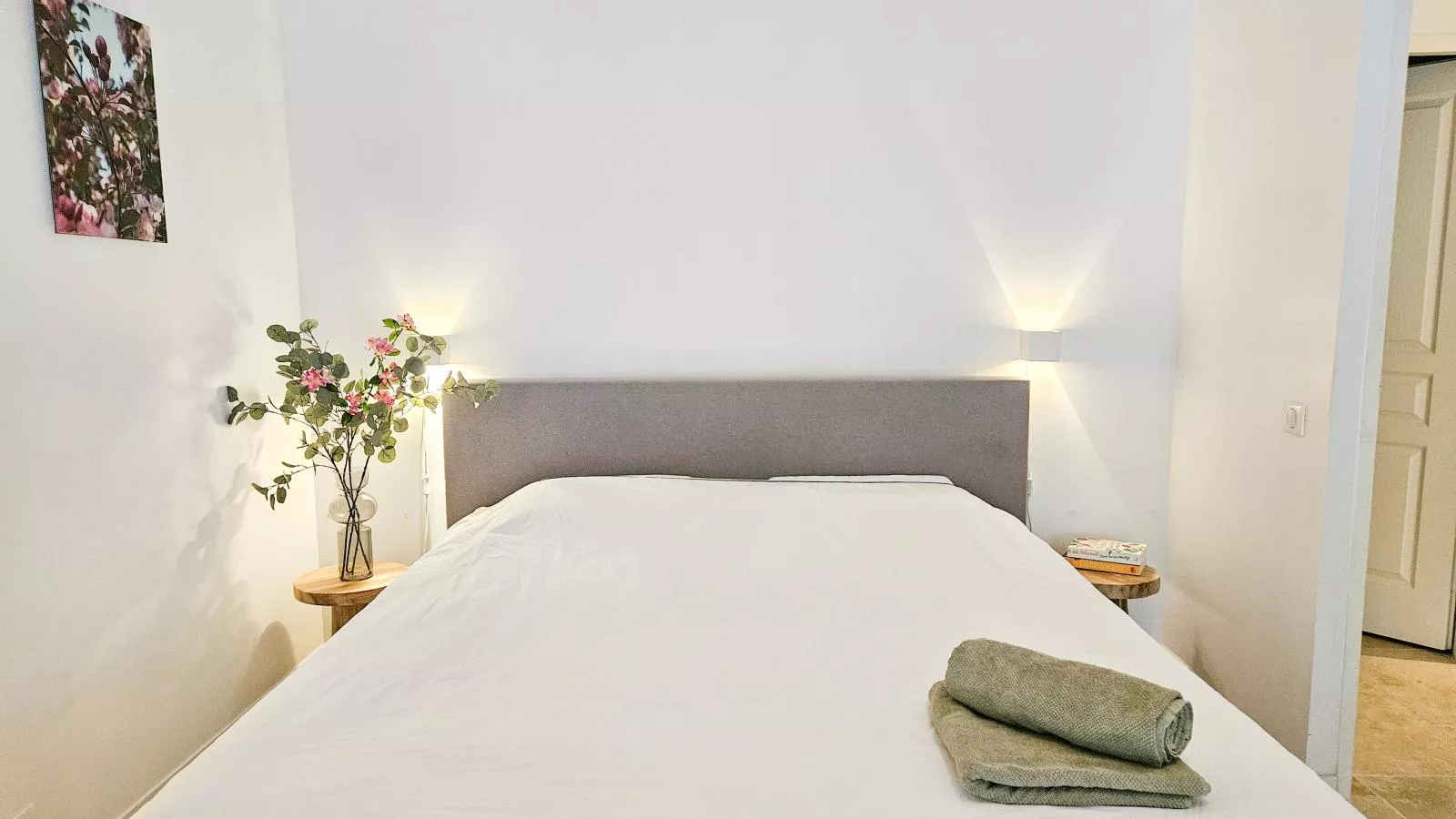 Lunes-Bedroom