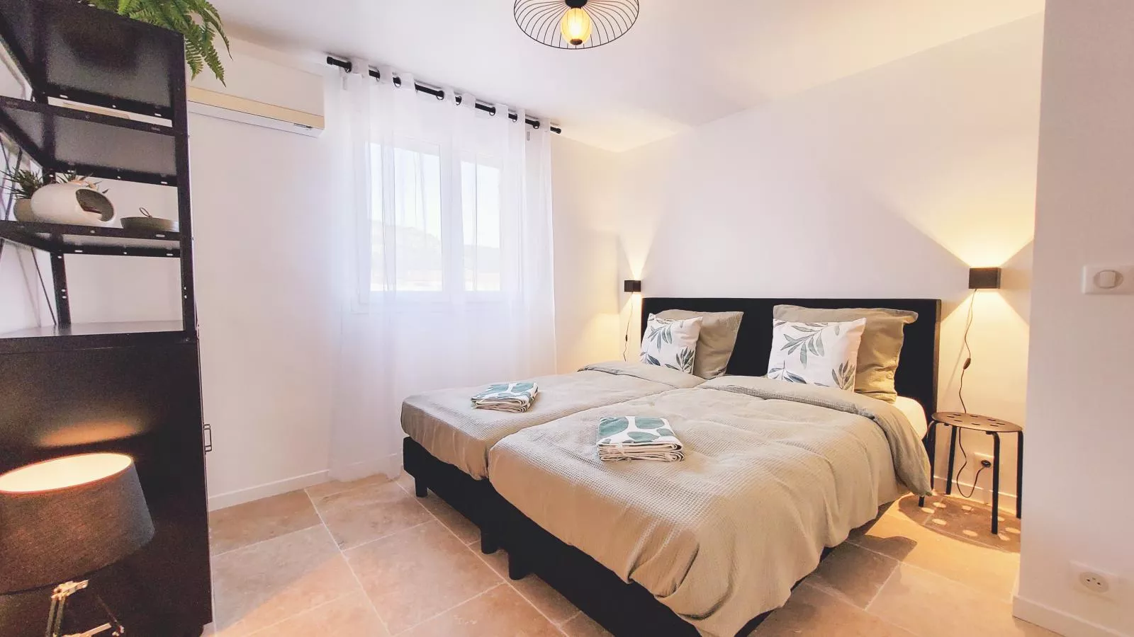 Lunes-Bedroom