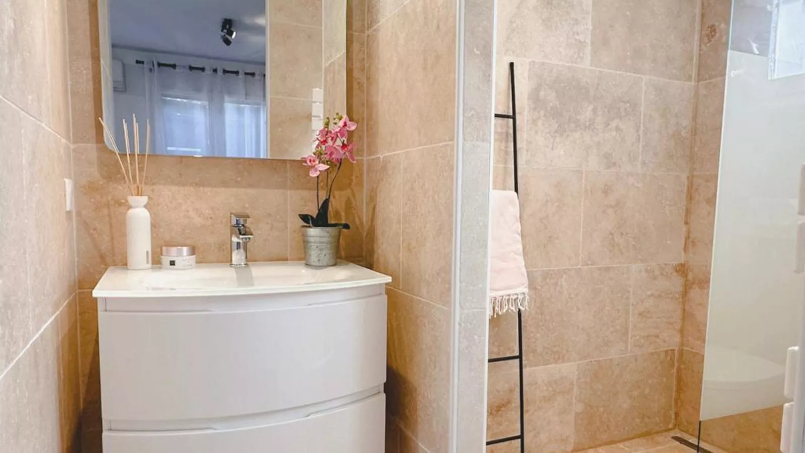 Lunes-Bathroom