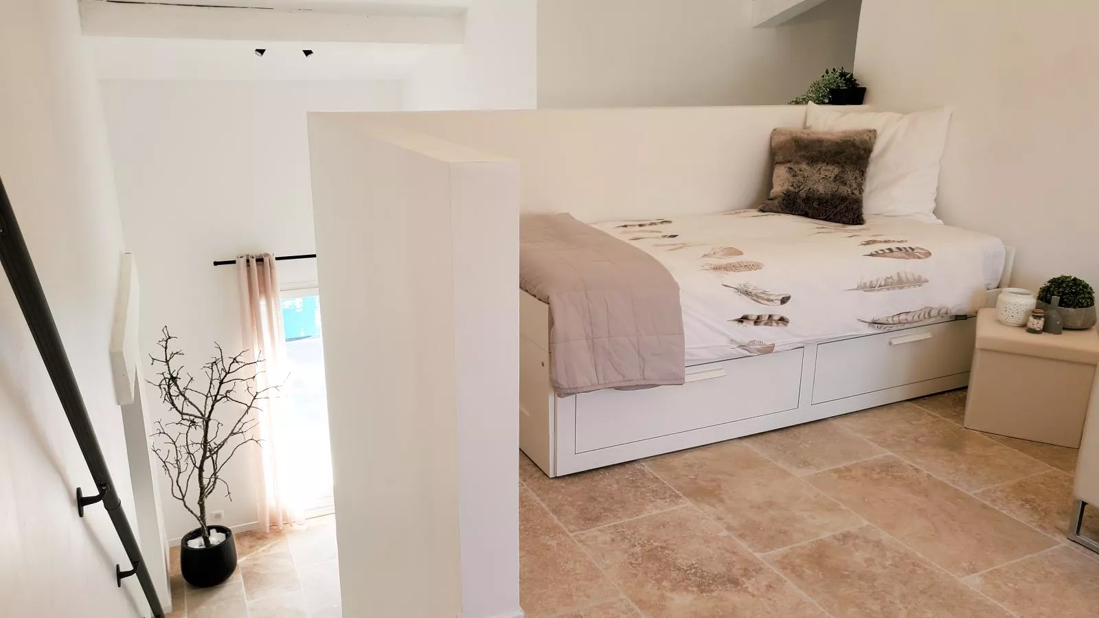 Lunes-Bedroom