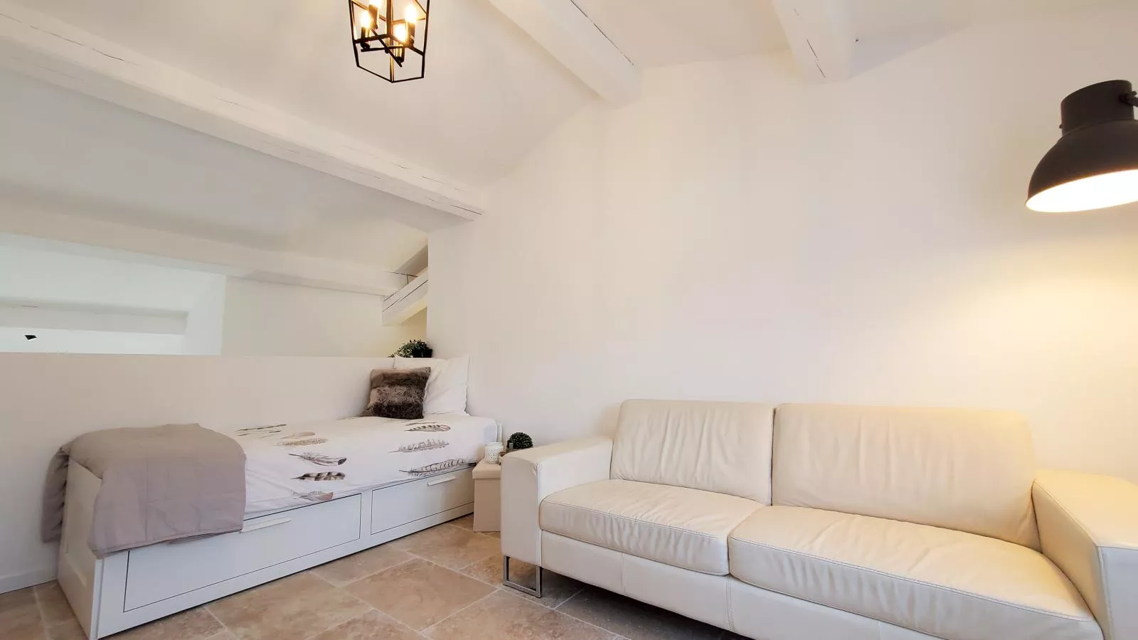 Lunes-Bedroom