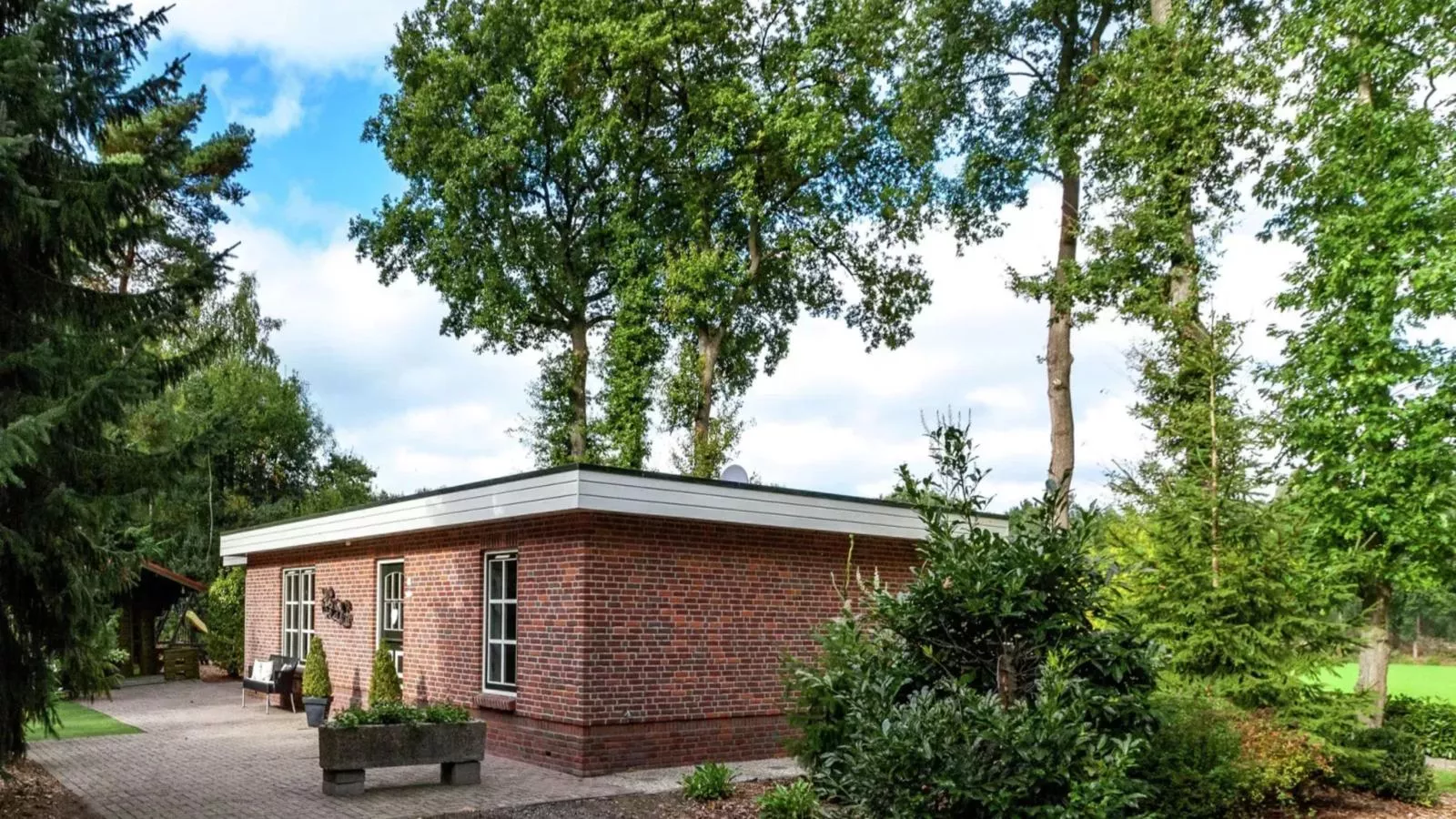 Langgoor-Exterior summer