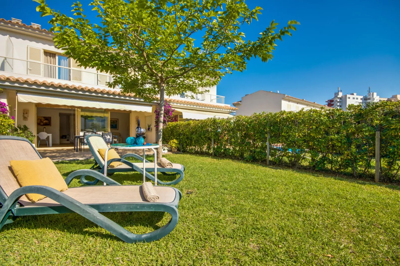 Tarongina-Exterior summer