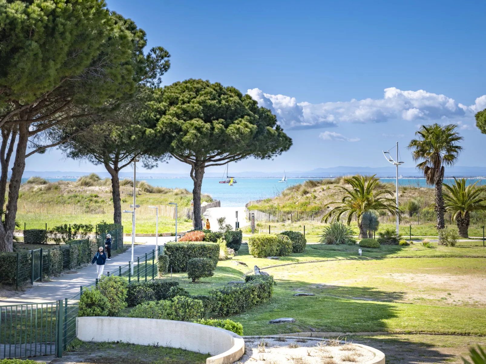 Le Serpent de Mer-Outside