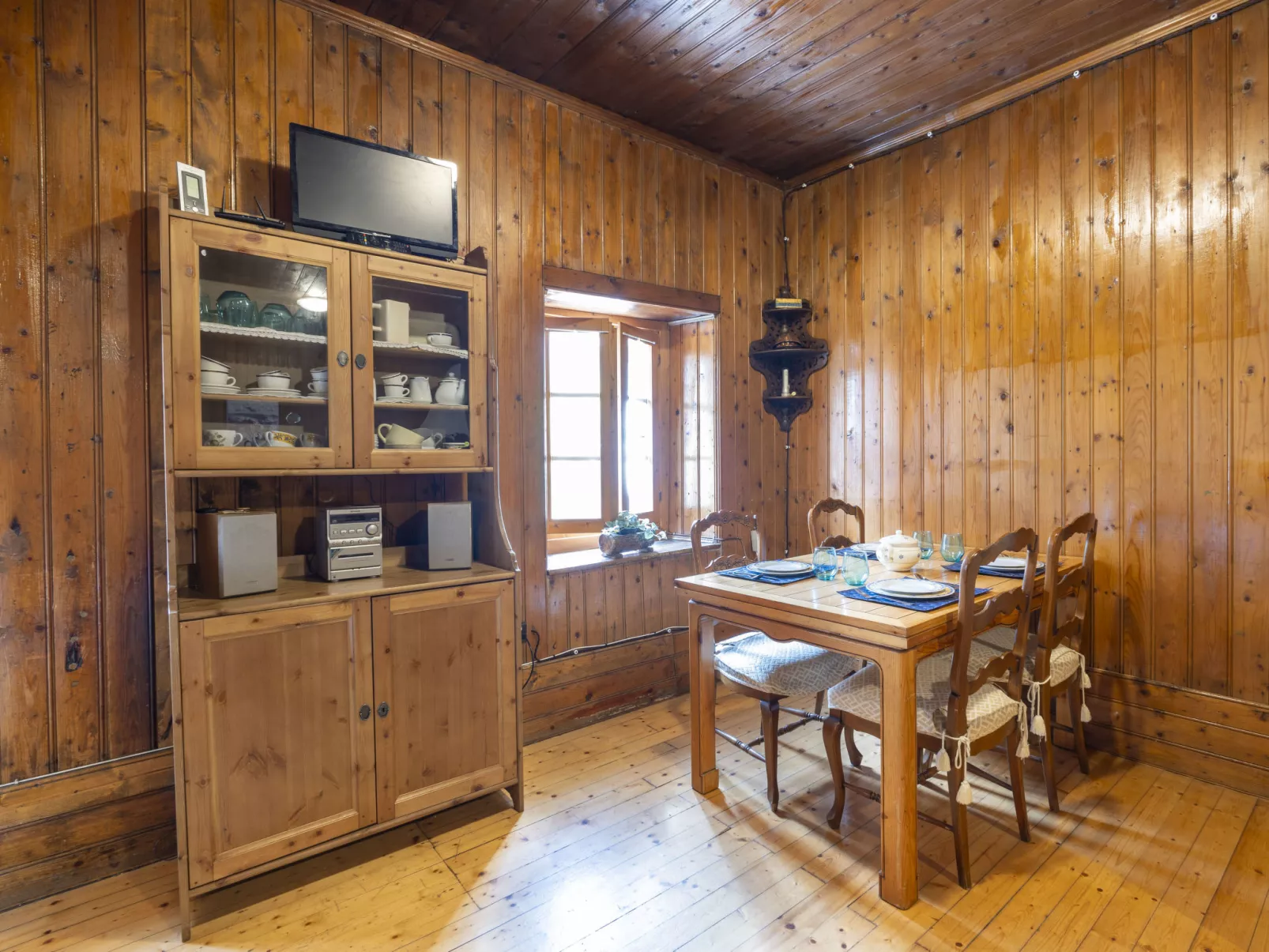 Don Romeo Mountain Flat-Inside