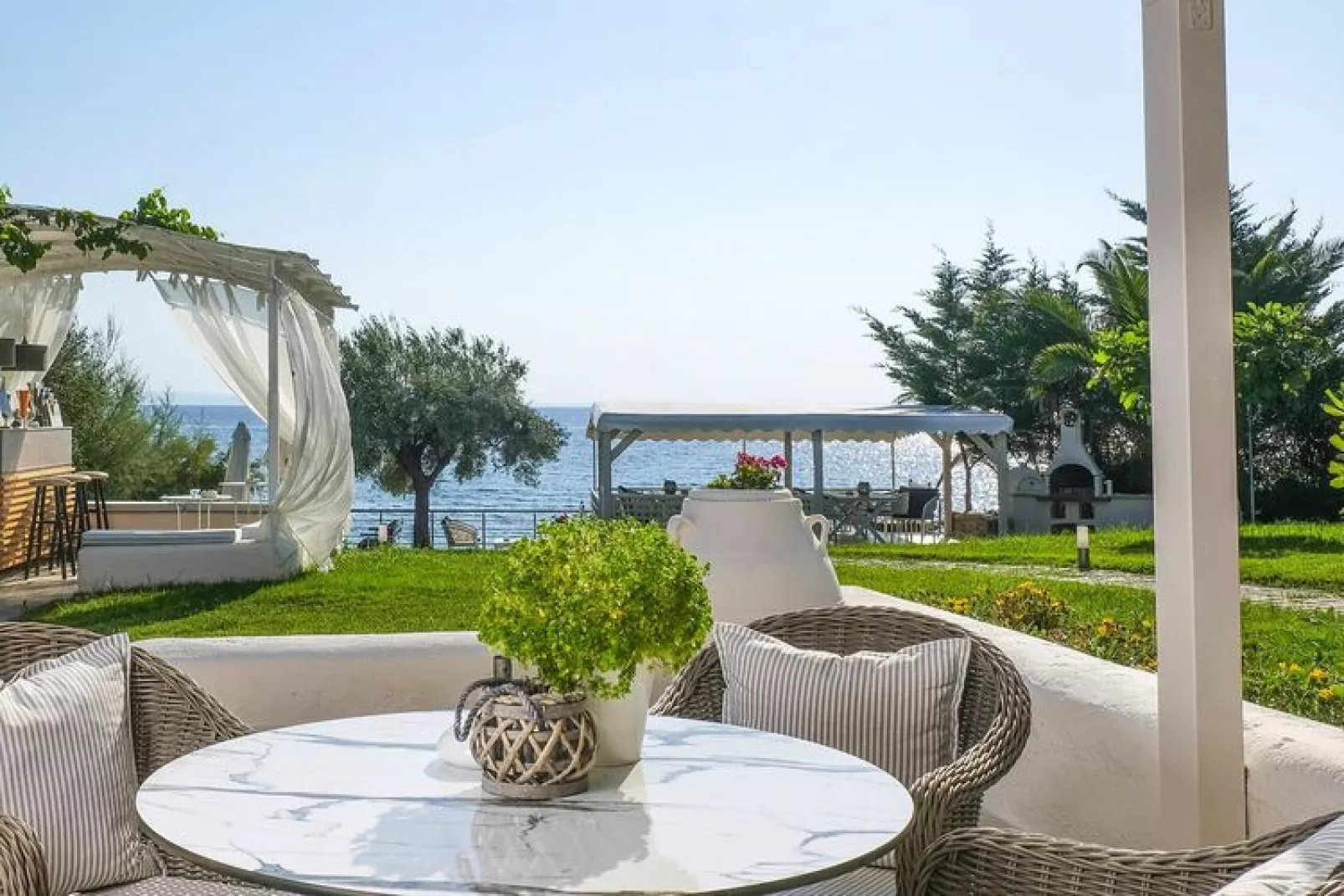 Holiday residence Acrotel Athena Villas, Elia Beach-1-bedroom-apartment ground floor-Terrasse