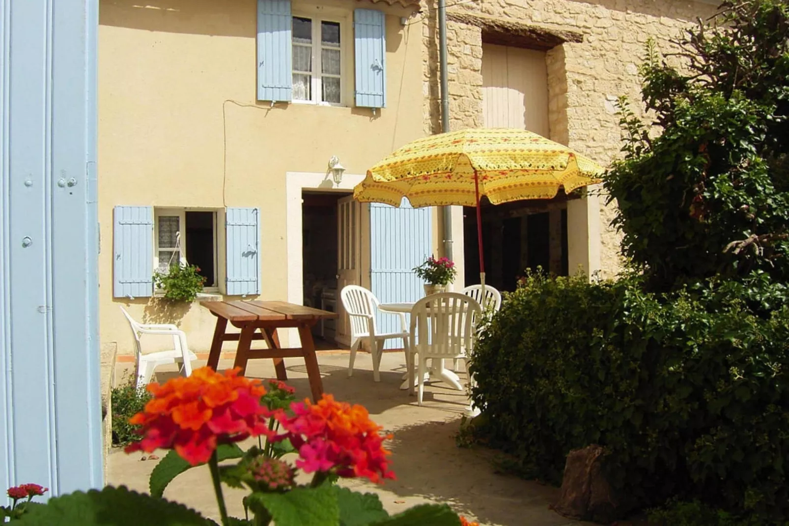 Reihenhaus in Monteux-Exterior summer
