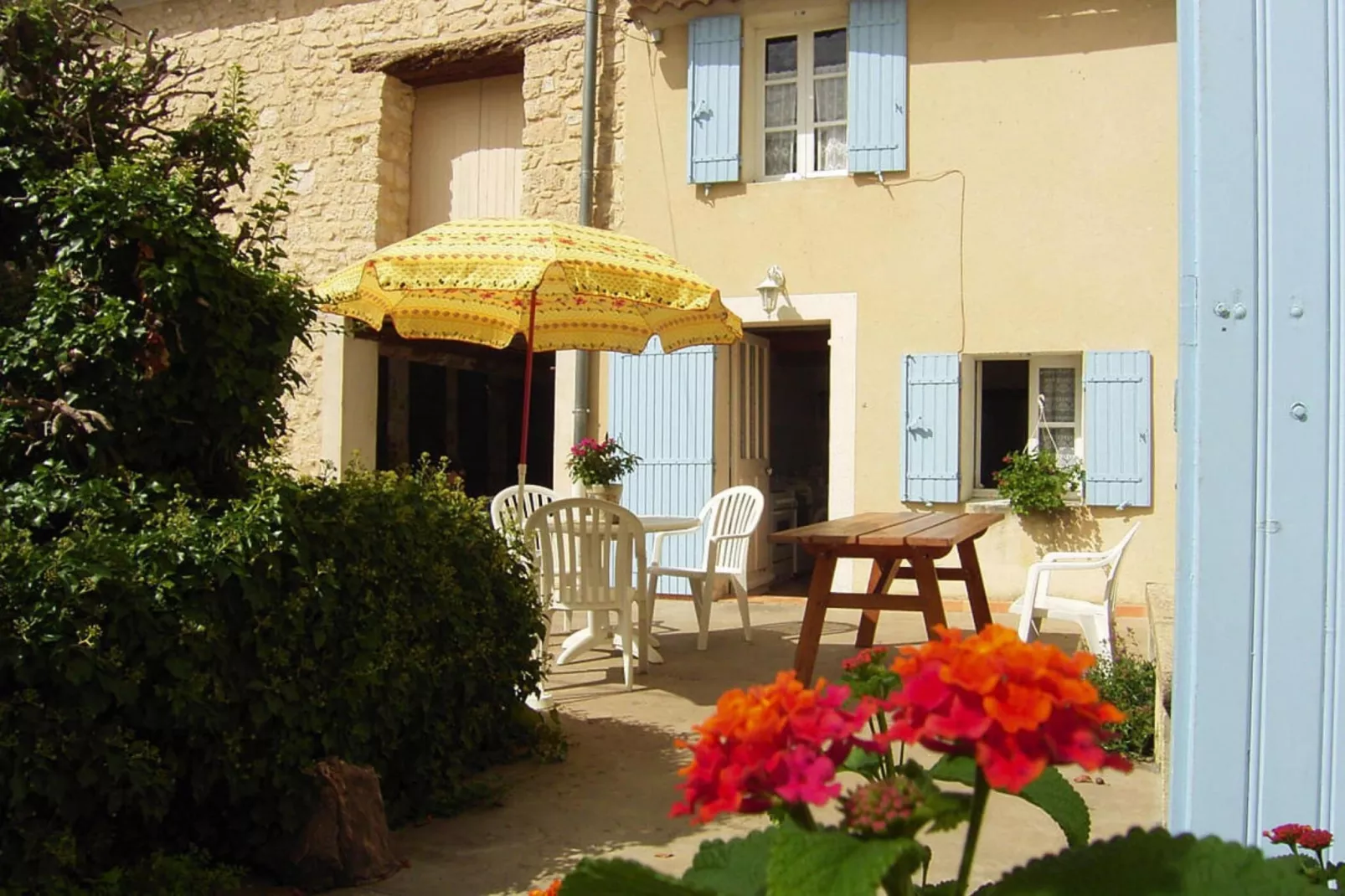 Reihenhaus in Monteux-Exterior summer