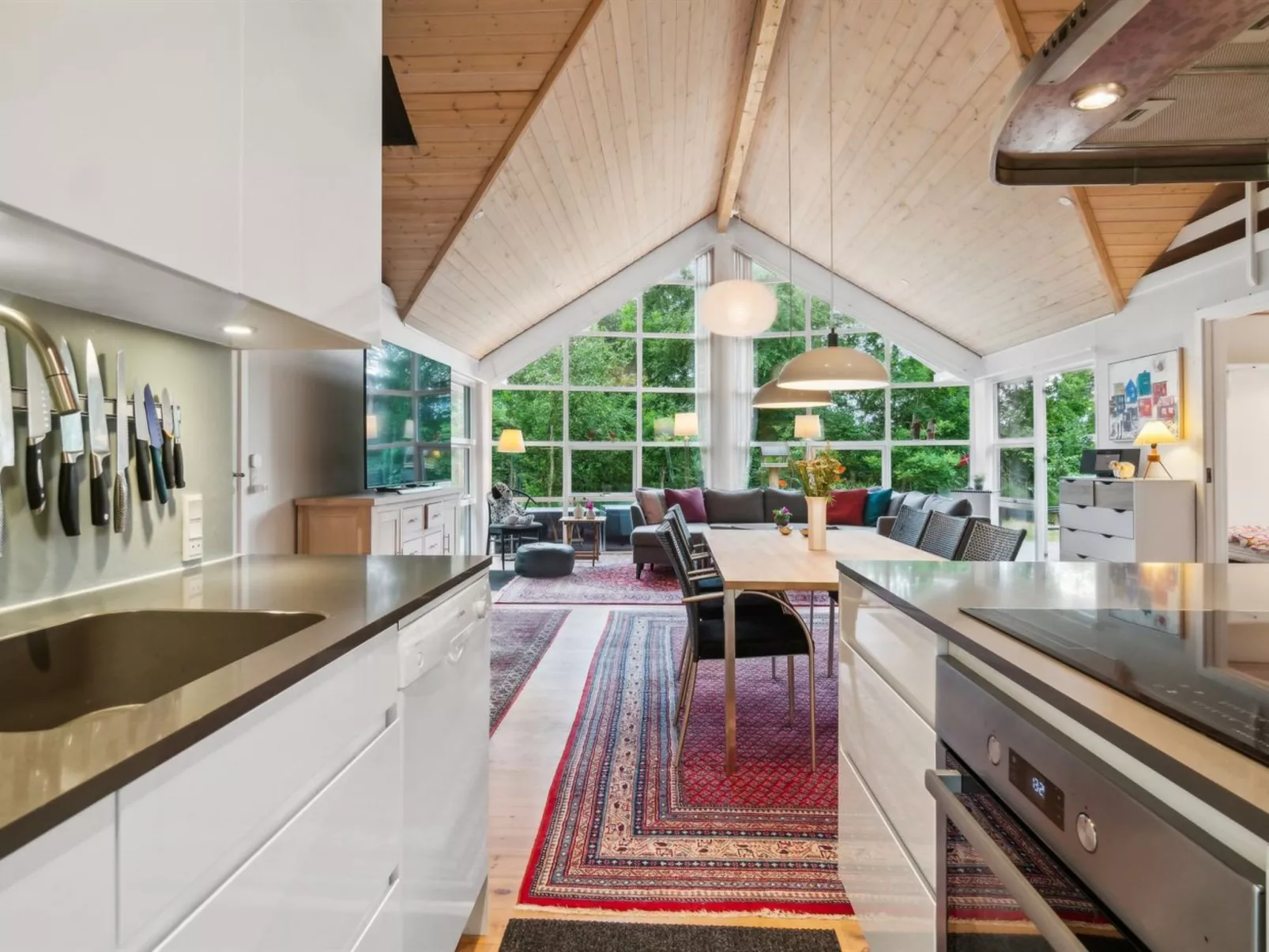 "Hellin" - 175m from the sea-Drinnen