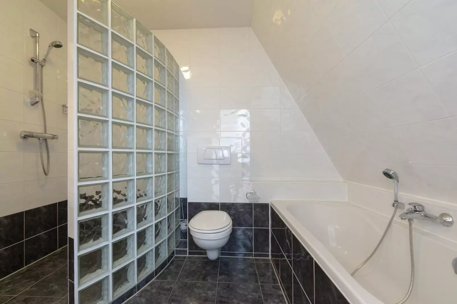 Dorpsplein 23E-Bathroom