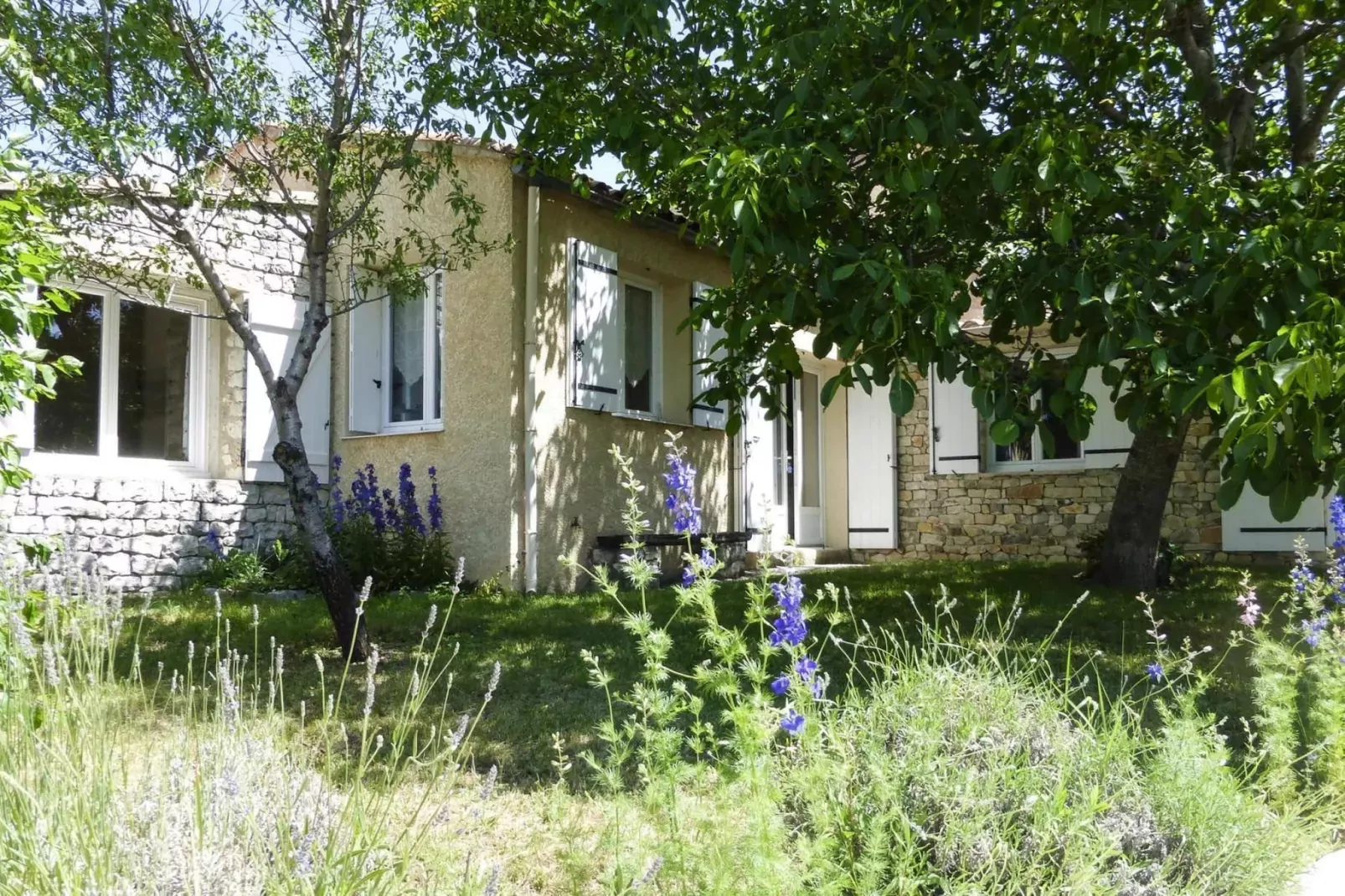 Doppelhaushälfte in Revest-du-Bion-Exterior summer