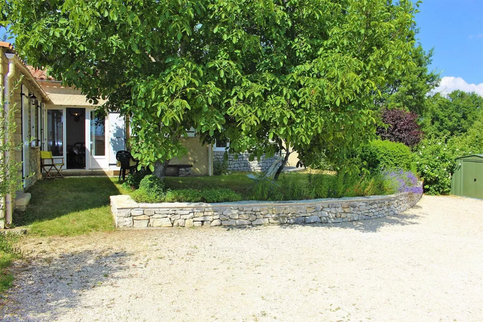 Doppelhaushälfte in Revest-du-Bion-Gardens summer