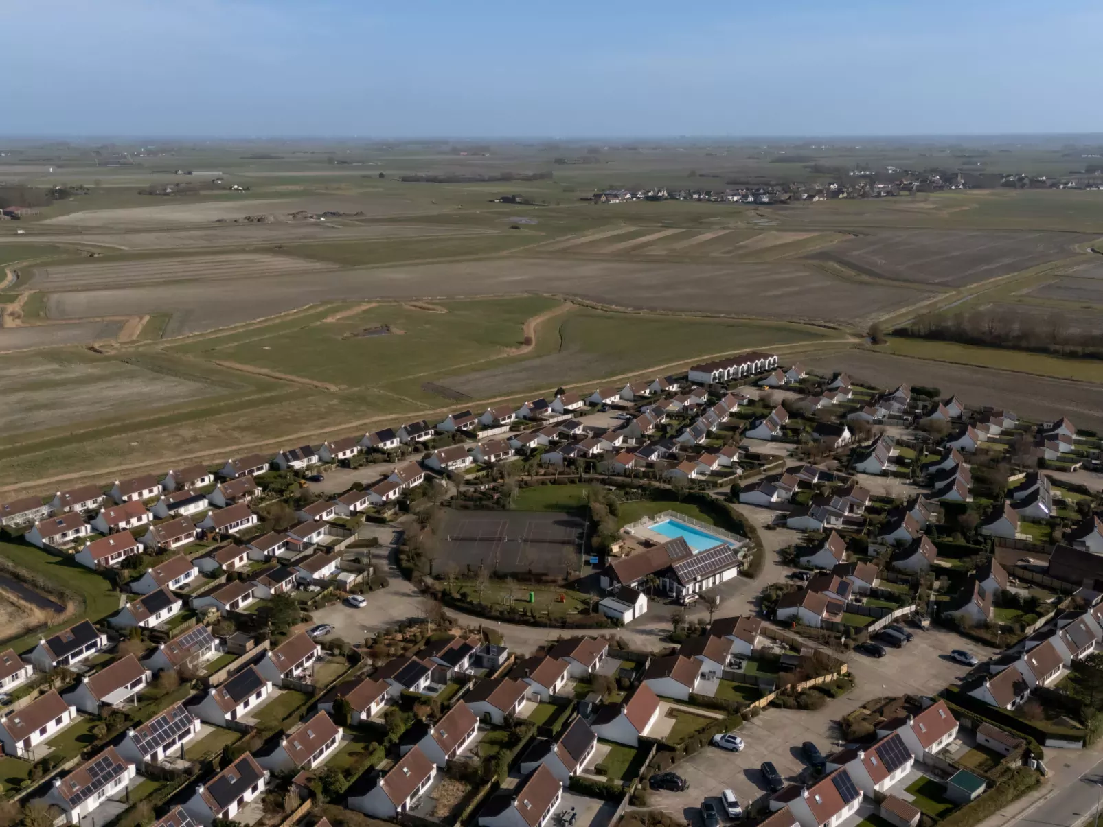 Isabelle with parking and shared pool-Draußen