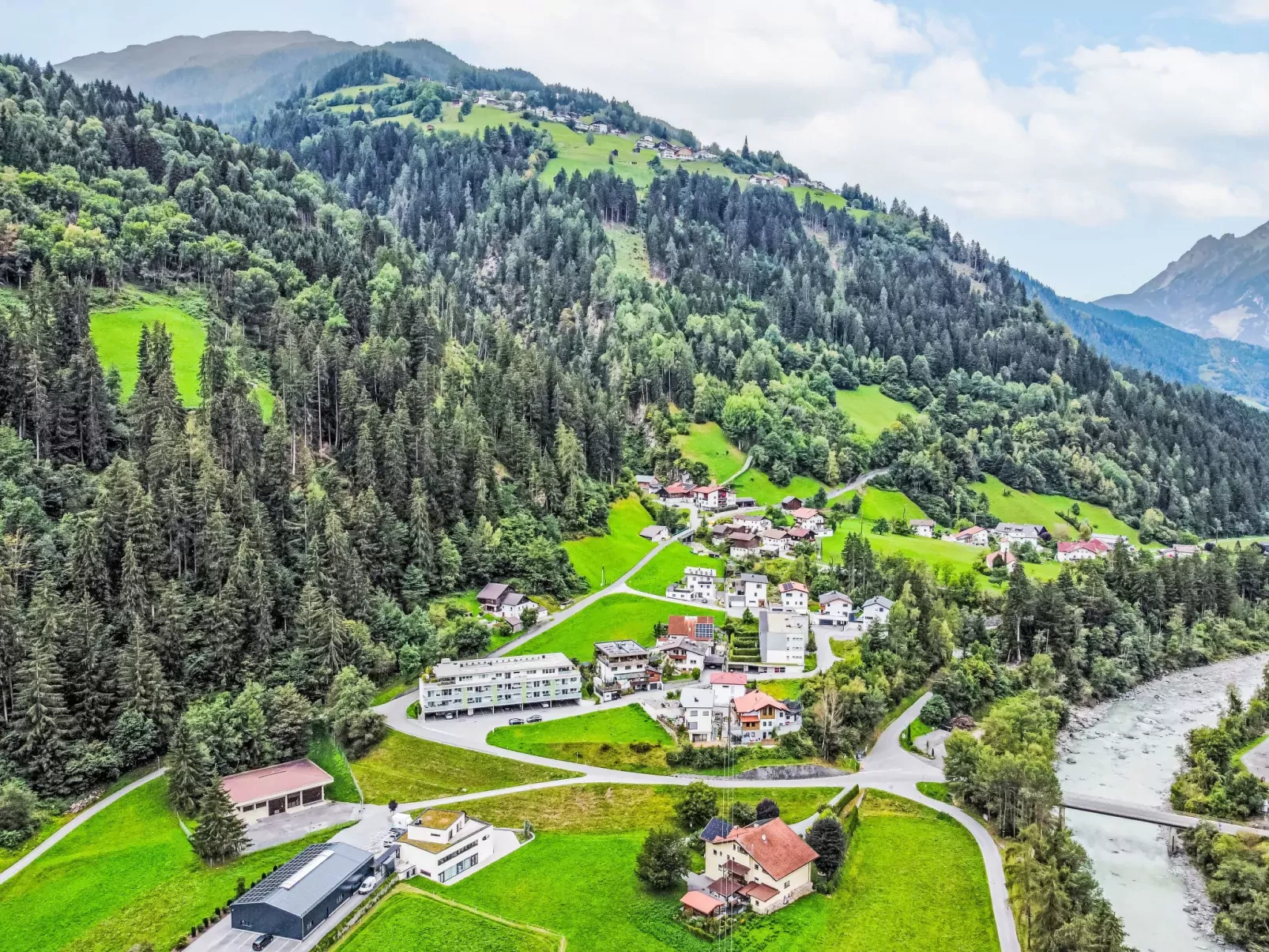 Urgen Living-Outside