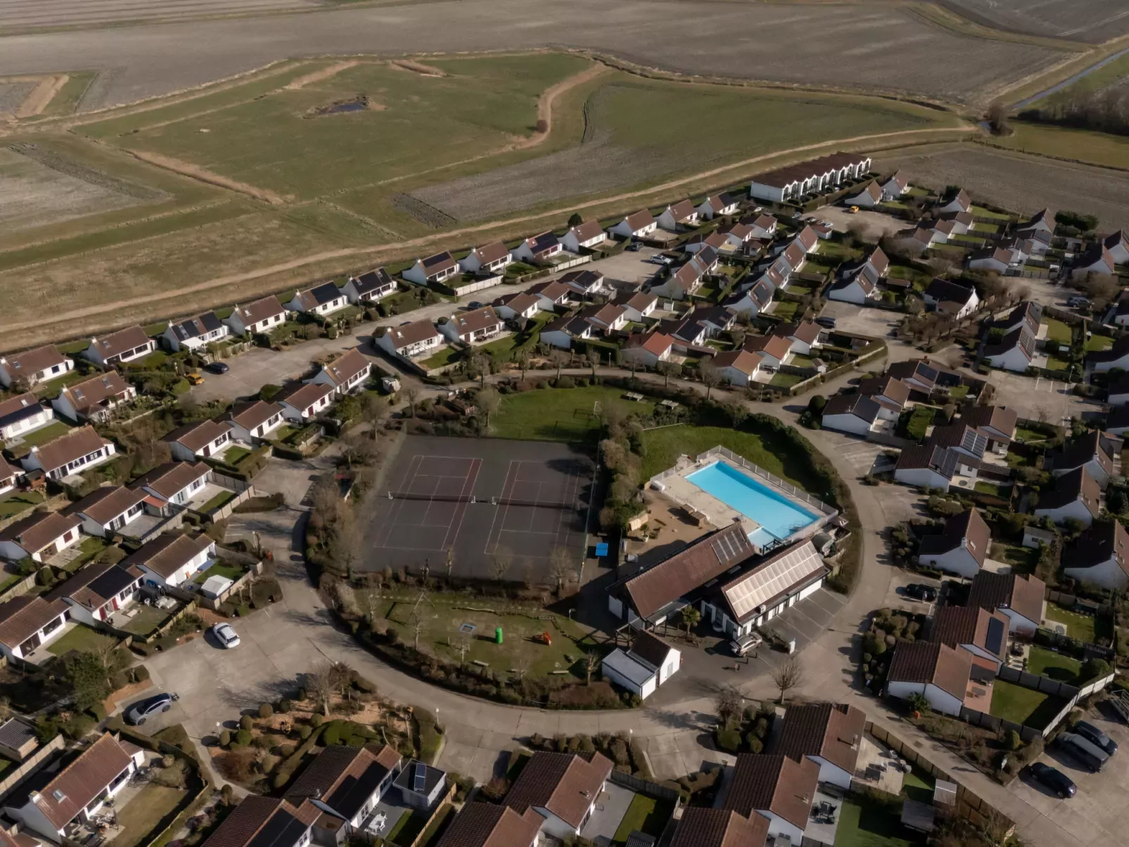 Isabelle with parking and shared pool-Draußen