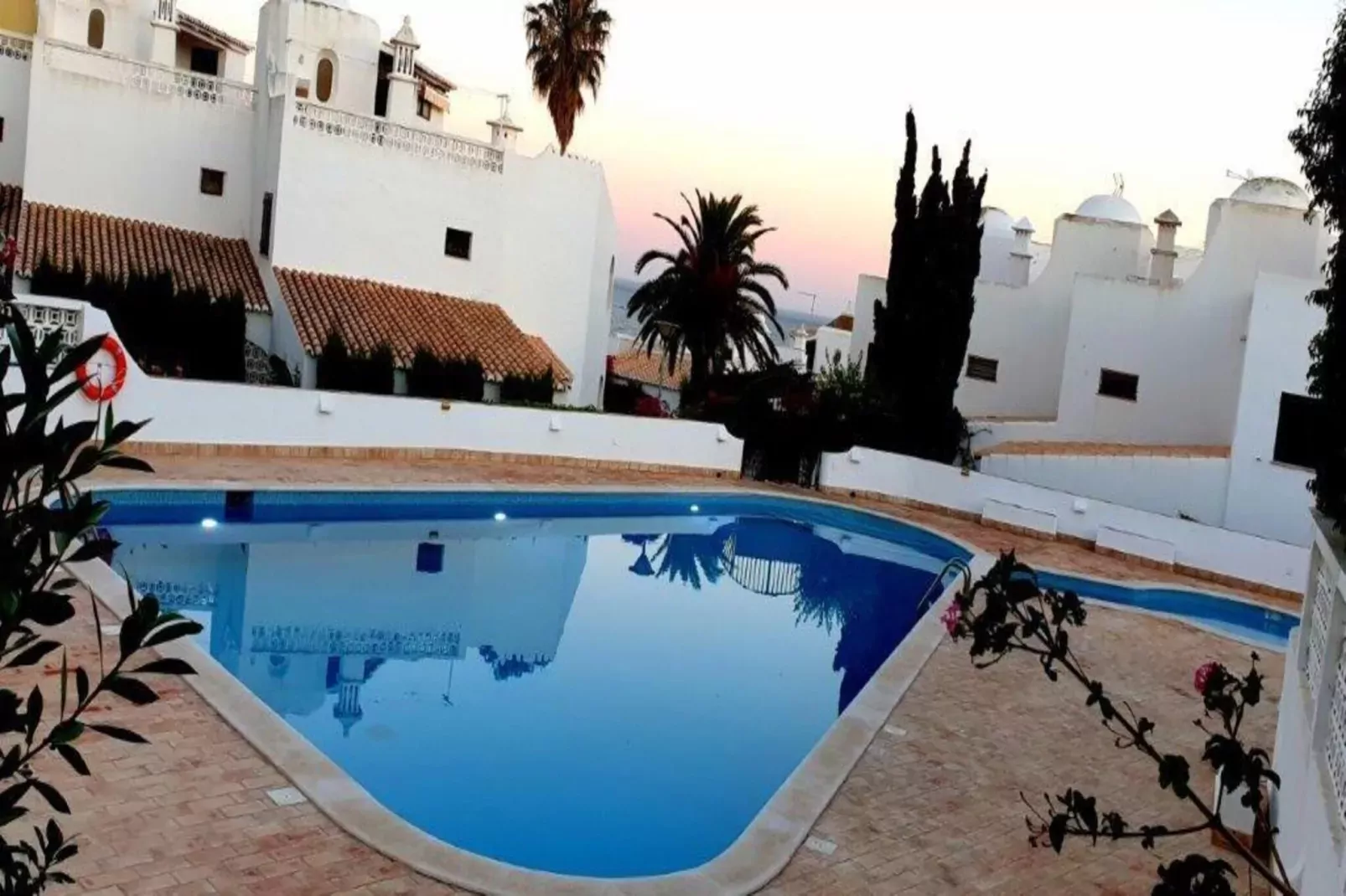 Reihenhaus in Armação de Pêra // Casa Ninho-Pool