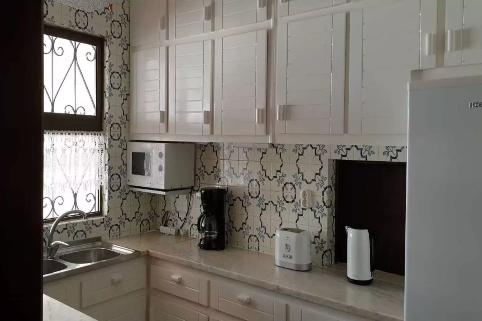Reihenhaus in Armação de Pêra // Casa Ninho-Kitchen
