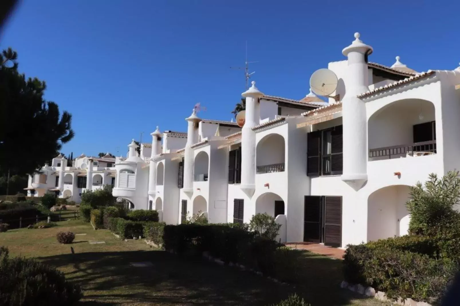 Reihenhaus in Armação de Pêra // Casa Ninho-Exterior summer