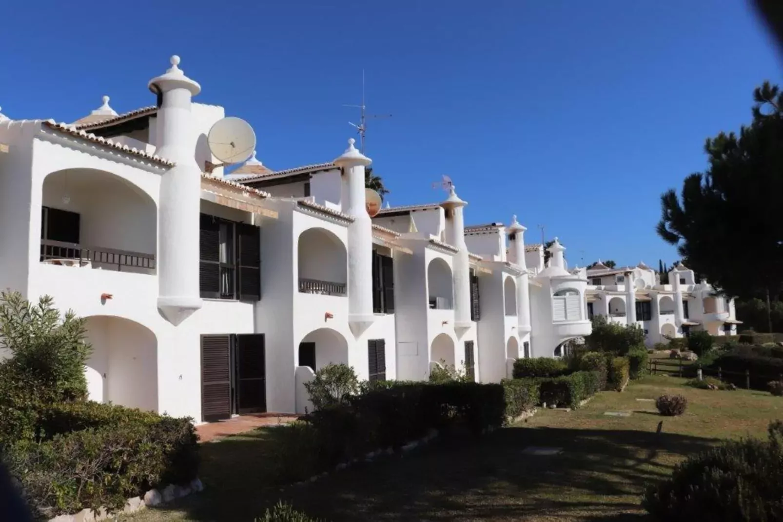 Reihenhaus in Armação de Pêra // Casa Ninho-Exterior summer