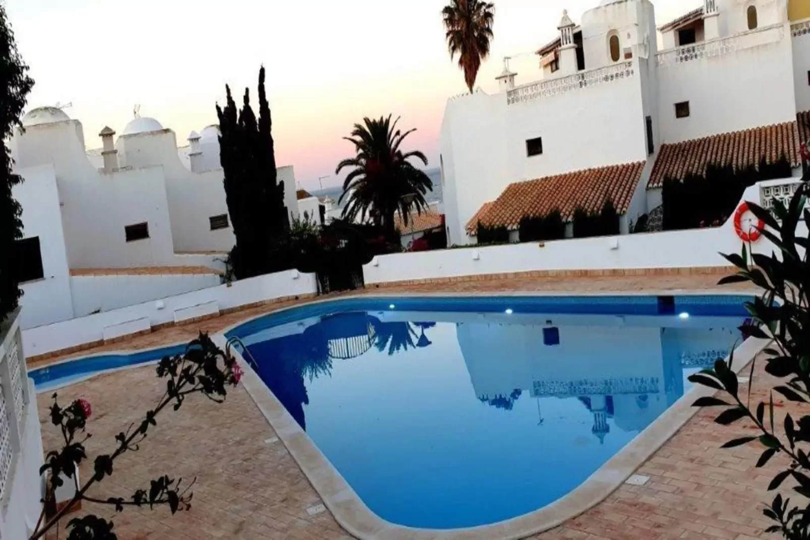 Reihenhaus in Armação de Pêra // Casa Ninho-Pool