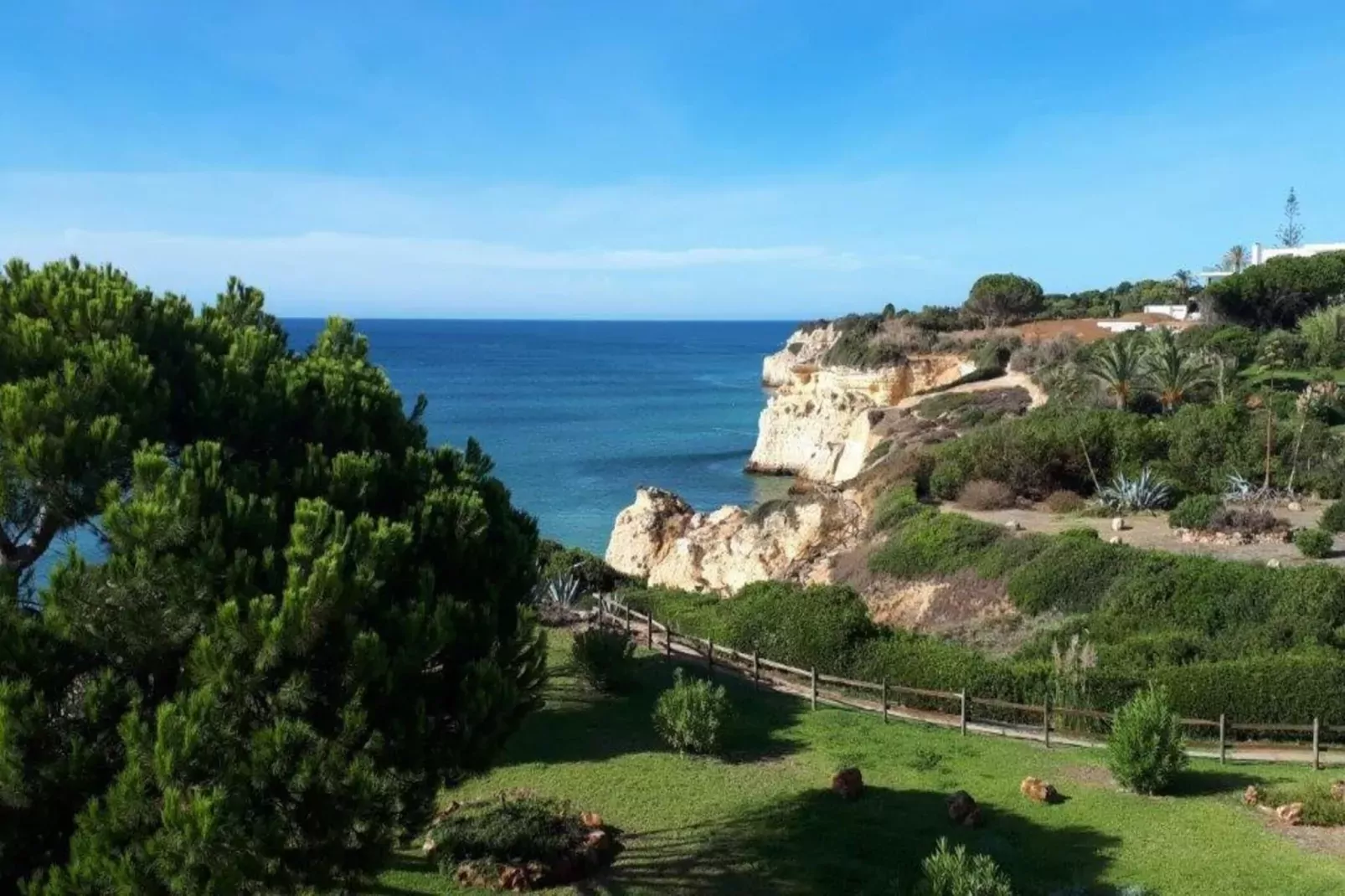Reihenhaus in Armação de Pêra // Casa Ninho-View summer