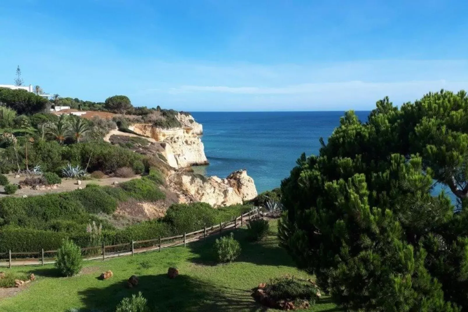 Reihenhaus in Armação de Pêra // Casa Ninho-View summer
