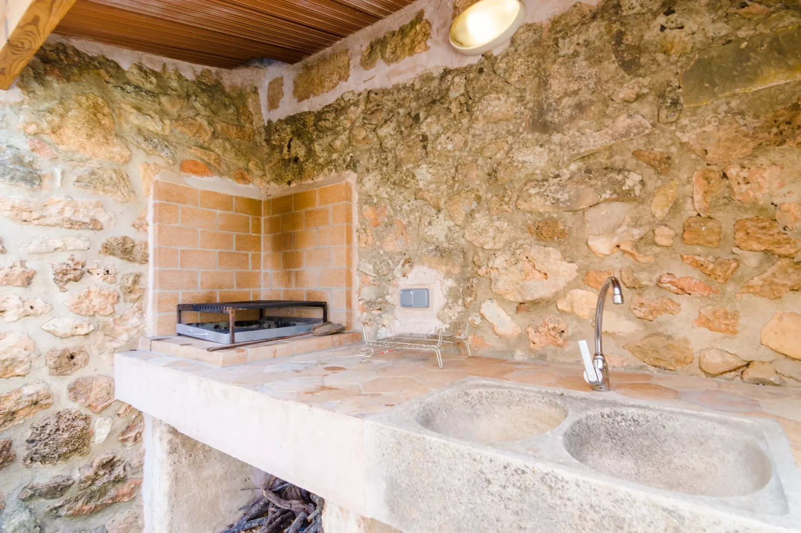 Can Romaguera-Facilities