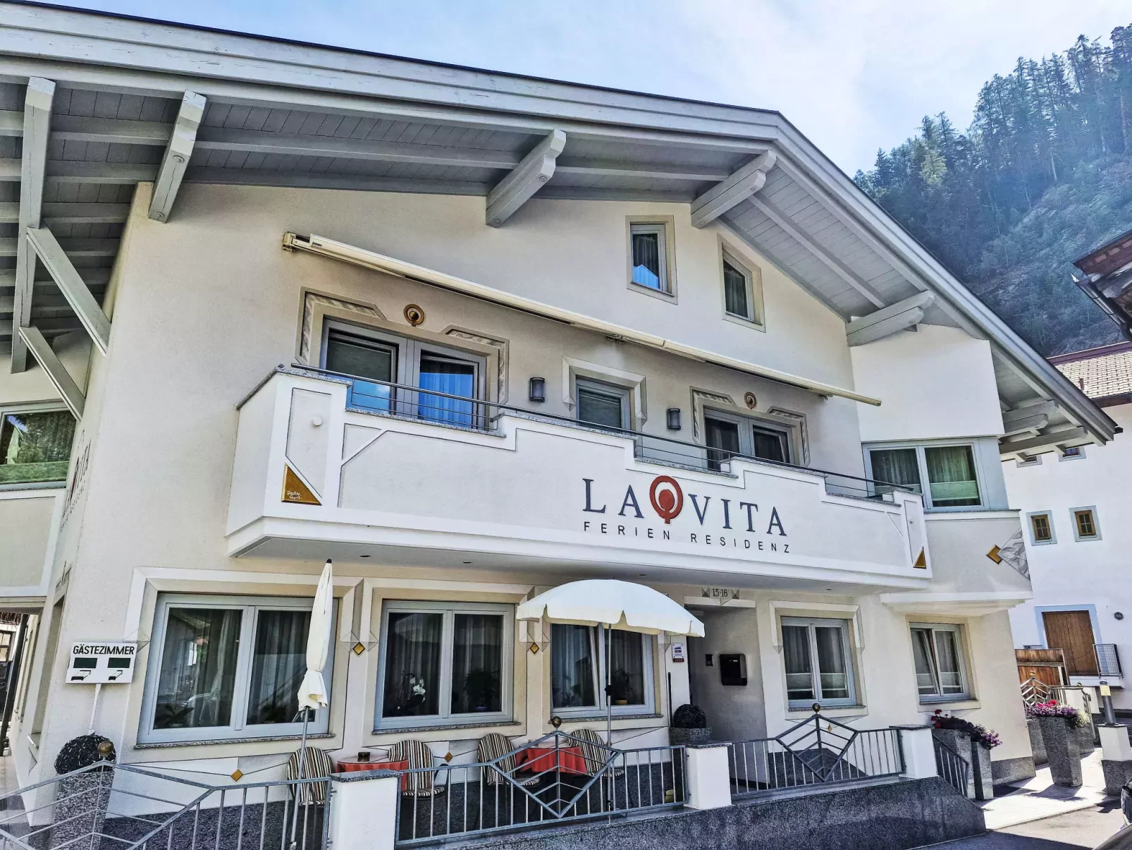 La Vita-Outside