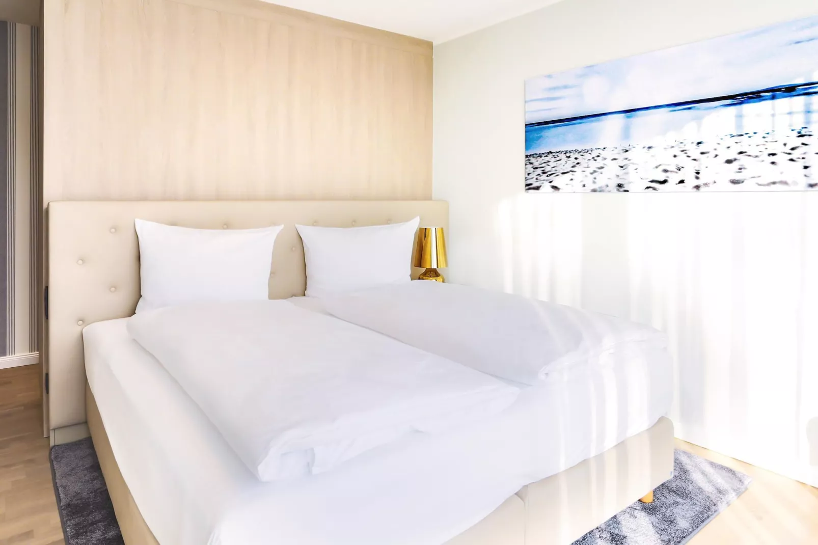 Apartments im MAREMÜRITZ Yachthafen Resort / Fortuna Suite Müritzblick 2 Personen-Bedroom