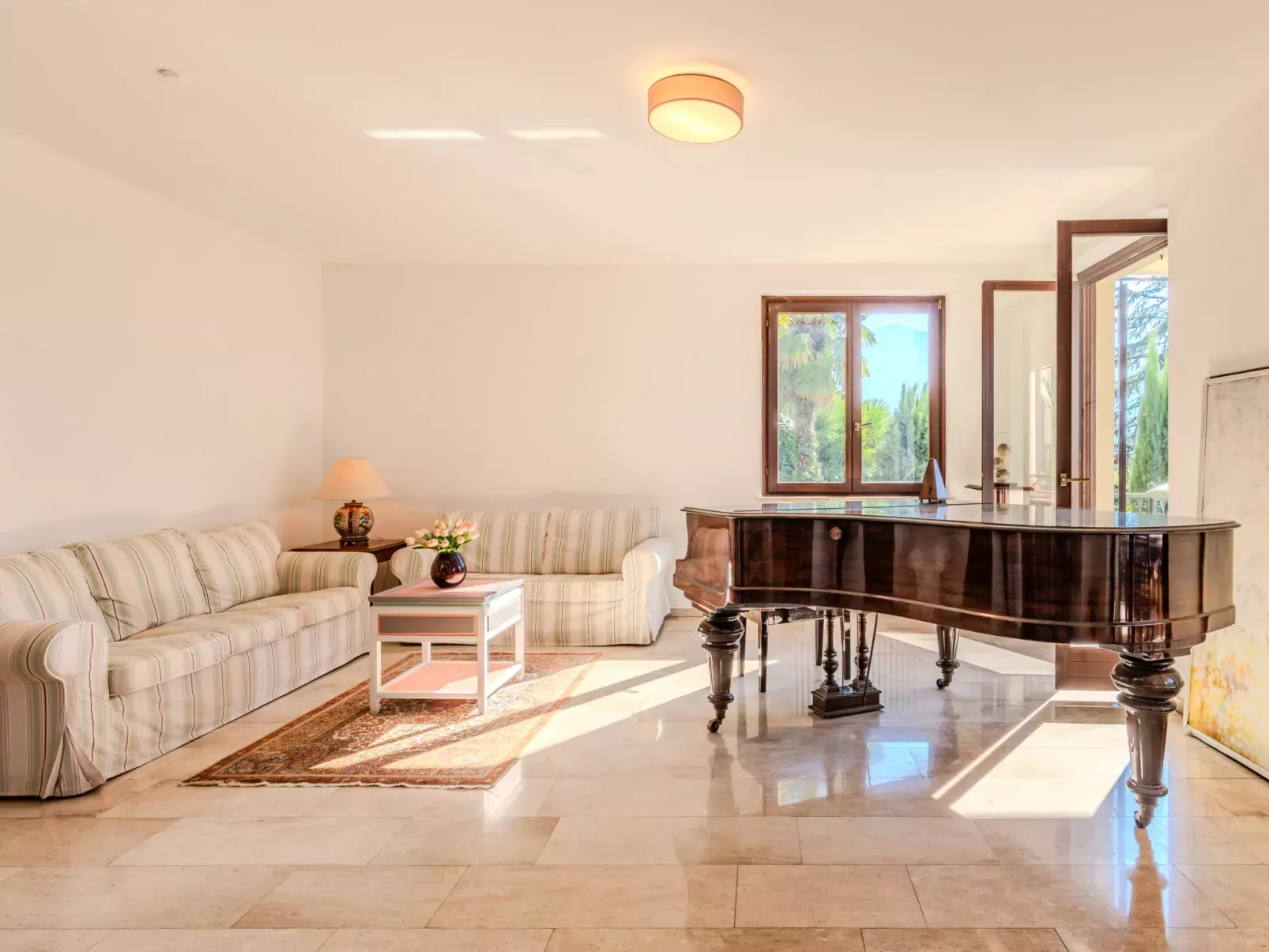 Miralago-Inside