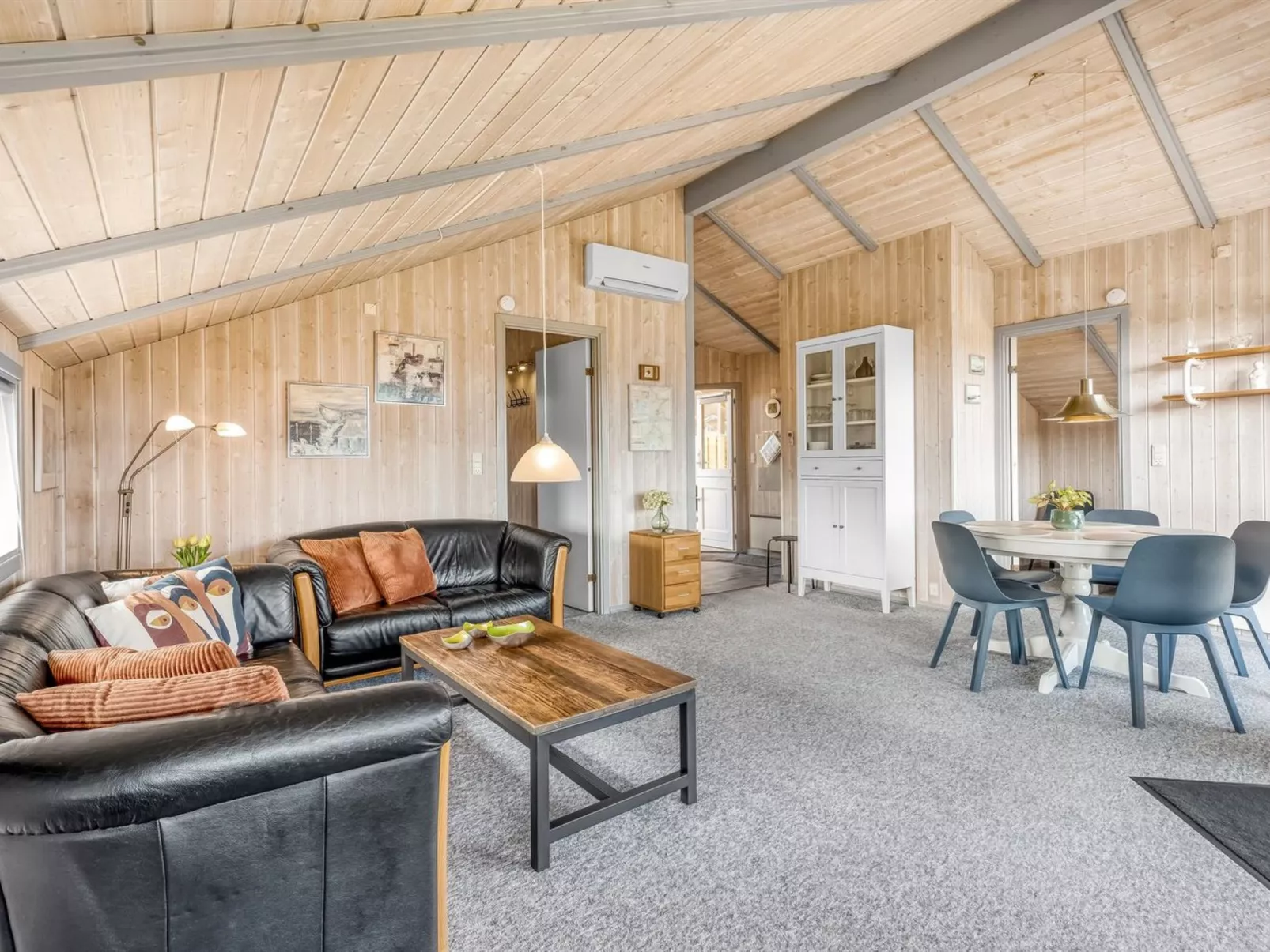 "Halla" - 250m from the sea-Drinnen