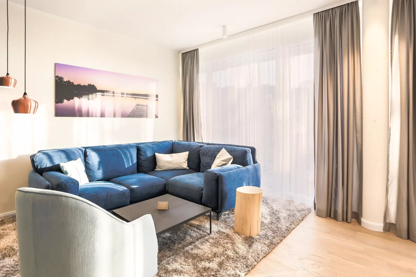 Apartments im MAREMÜRITZ Yachthafen Resort & Spa / Fortuna Suite Müritzblick 2 Personen und 1 Kind 3 - 15 Jahre-Living room
