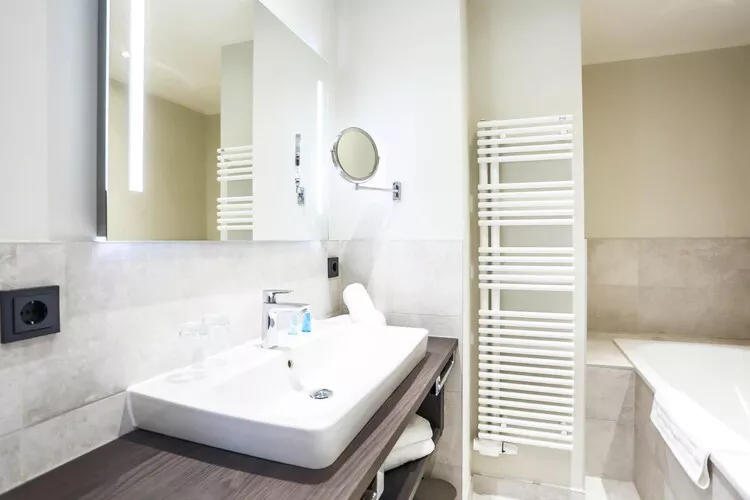 Apartments im MAREMÜRITZ Yachthafen Resort & Spa / Fortuna Suite Müritzblick 2 Personen und 1 Kind 3 - 15 Jahre-Bathroom
