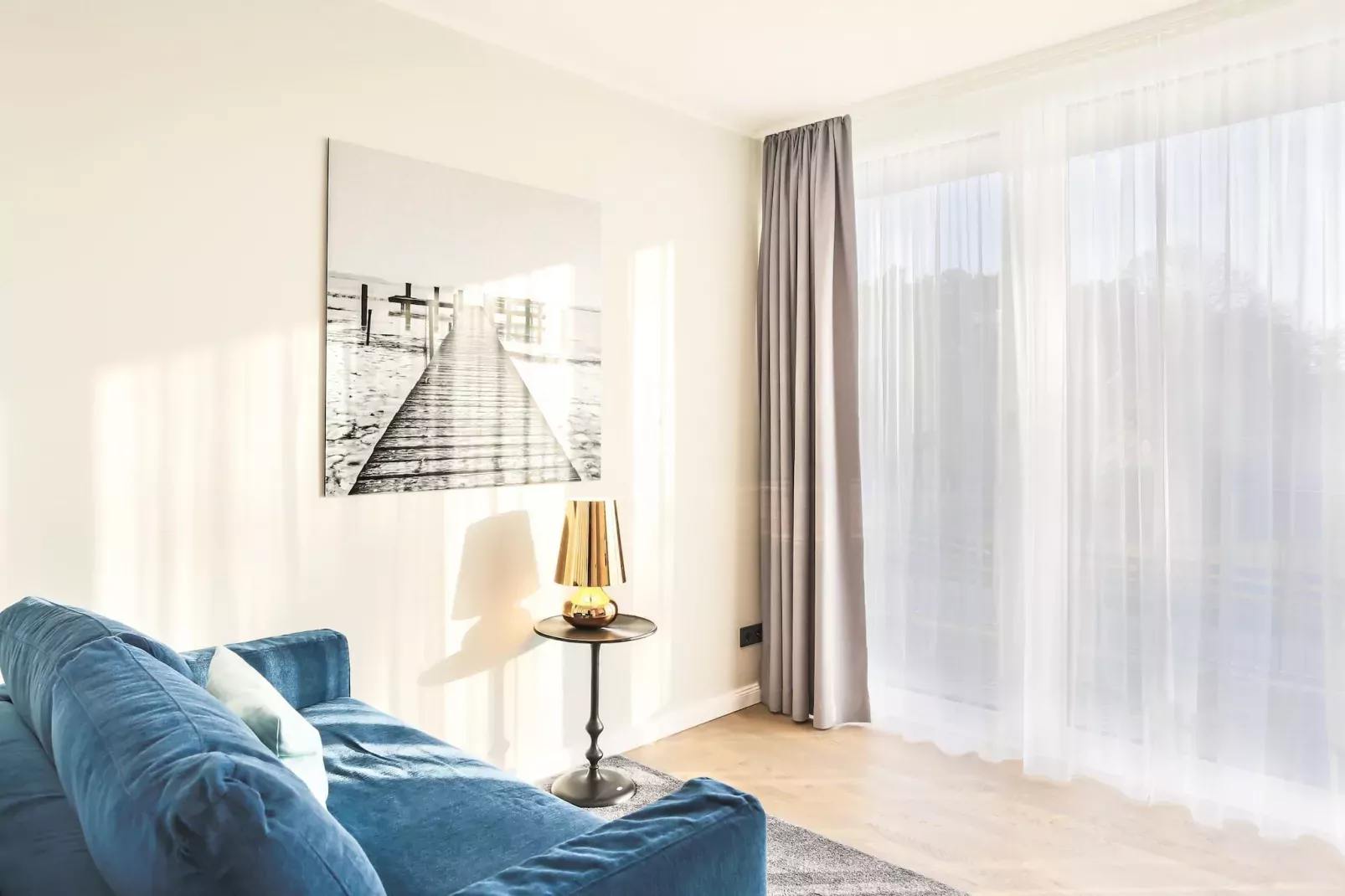 Apartments im MAREMÜRITZ Yachthafen Resort & Spa / Fortuna Suite Landseite 2 Personen-Wohnzimmer