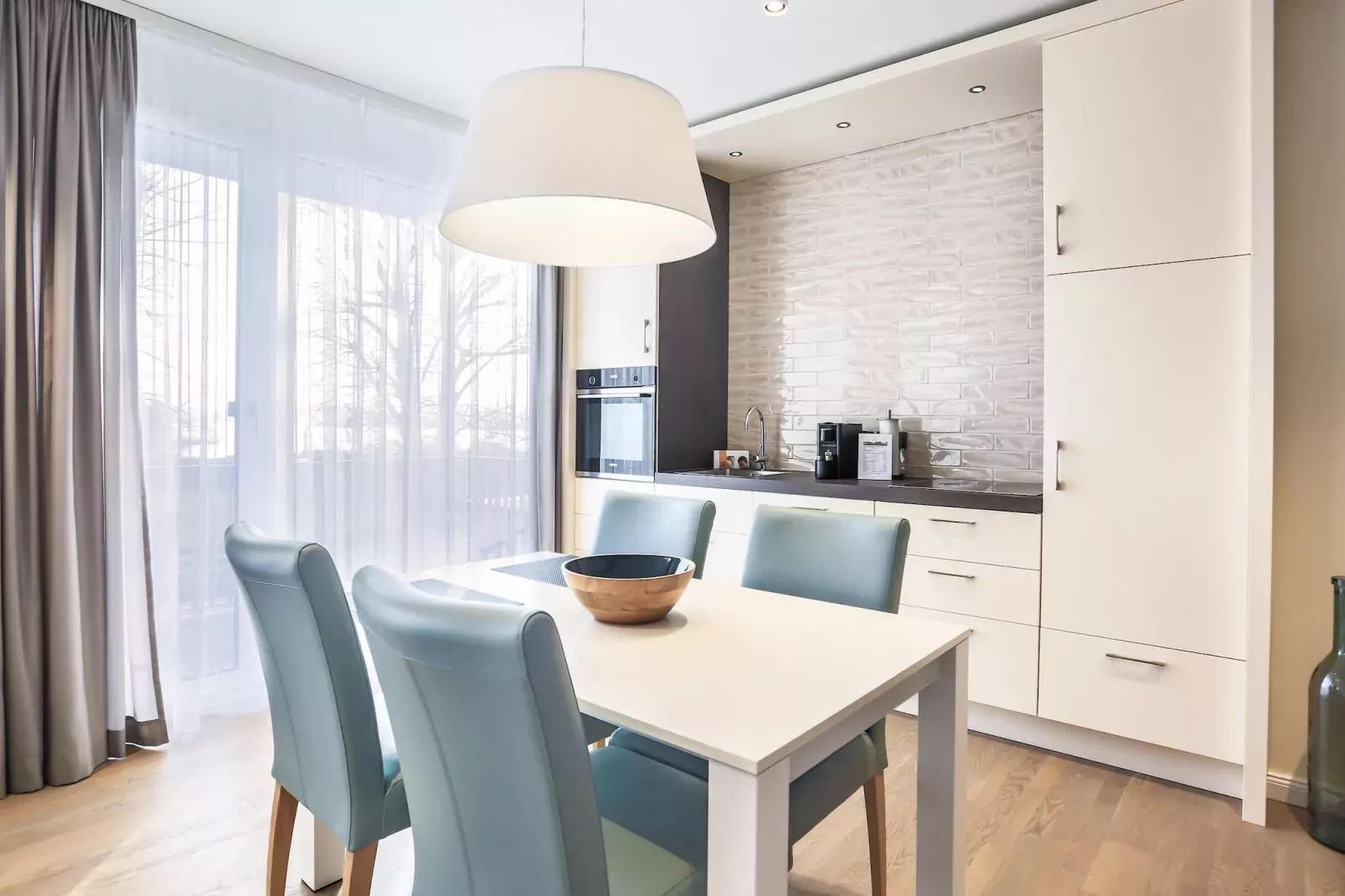 Apartments im MAREMÜRITZ Yachthafen Resort & Spa / Fortuna Suite Landseite 2 Personen und 1 Kind 3-15 Jahre-Kitchen